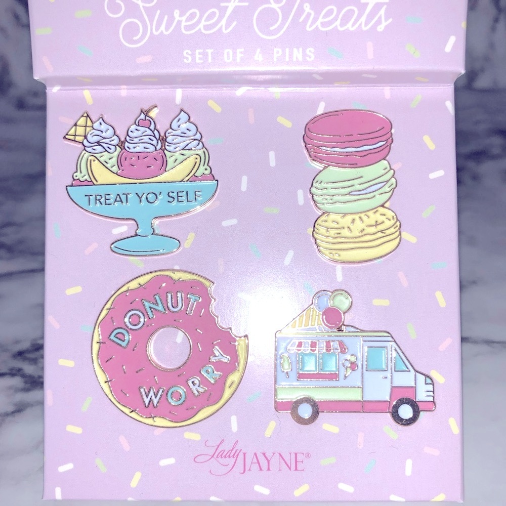 Set of 4 TREATs enamel pins - Picture 3 of 3